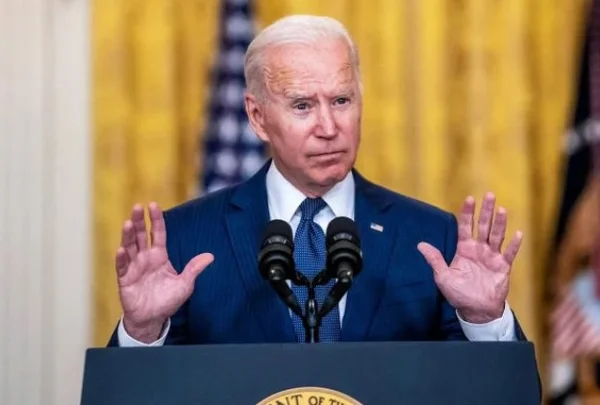 Joe Biden, presidente dos Estados Unidos. Ele usa terno escuro e camiseta clara. Ele tem cabelos brancos- Metrópoles