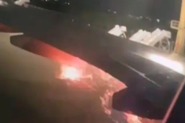 Imagem em cores de turbina em chamas no Aeroporto Internacional de Guarulhos no último sábado