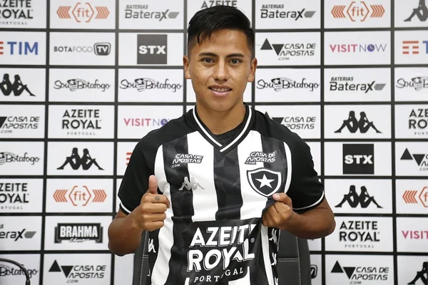 Lecaros é apresentado como reforço do Botafogo: “Sem palavras”
