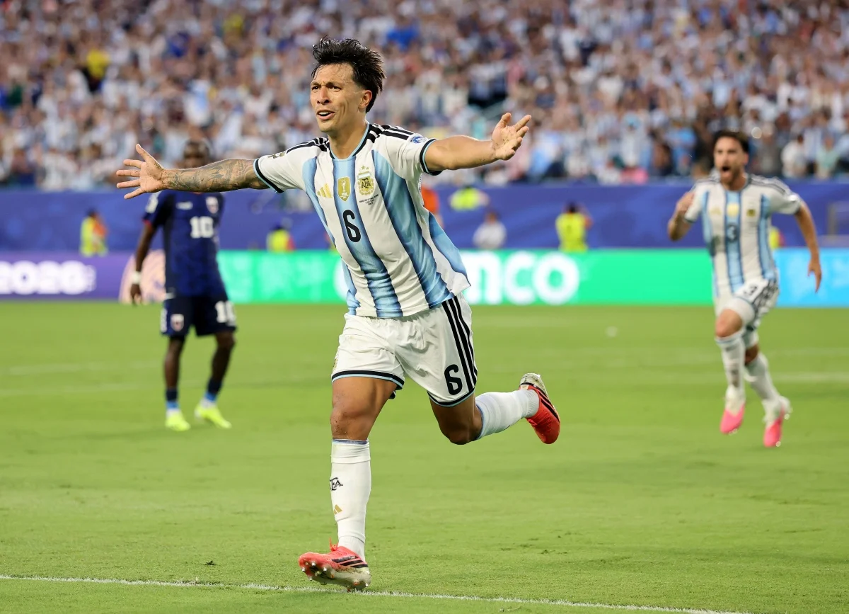 Lisandro Martinez comemora segundo gol da Argentina Lisandro Martinez comemora segundo gol da Argentina