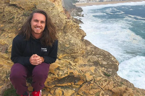 Fotos: Vitor Kley conhece nova namorada em turnê por Portugal