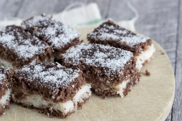 Bolo de prestigio coco com chocolate