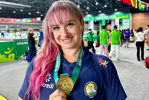 Campeã de kung fu busca patrocínio para competir nos EUA