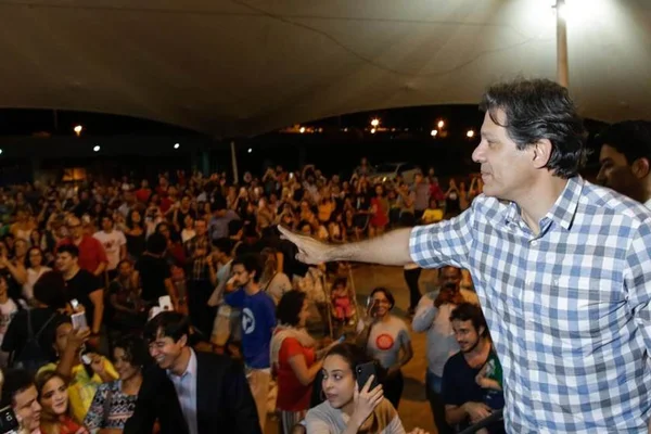 Debate sobre educação com Haddad na UnB vira ato anti-Bolsonaro