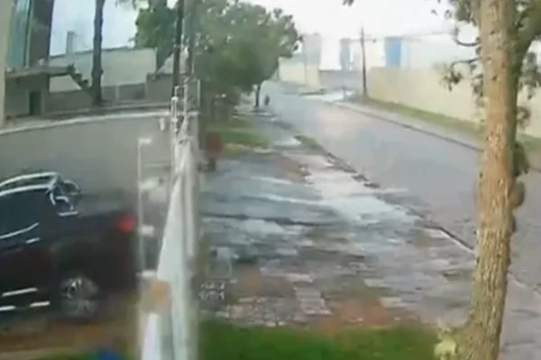 Vídeo mostra jovem se agarrando a árvore em tornado no Paraná