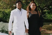 Endrick e a mãe, Cíntia Ramos, são clidados durante o cassamento do atleta