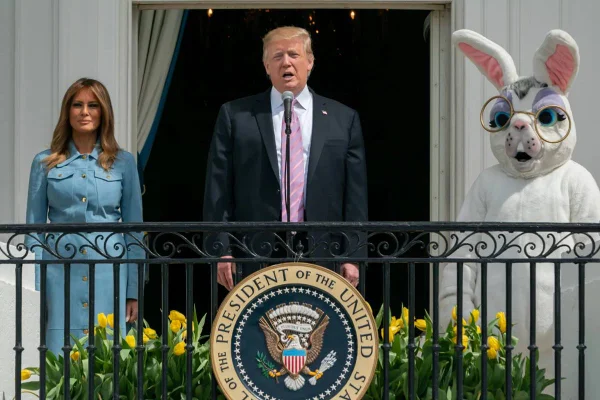 Foto colorida do presidente dos Estados Unidos, Donald Trump, em evento de Páscoa - Metrópoles