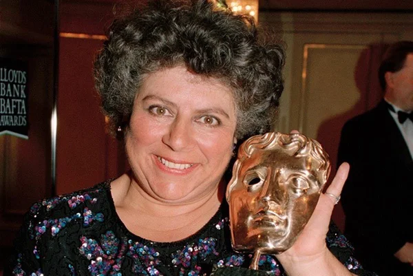 Foto colorida de Miriam Margolyes - Metrópoles