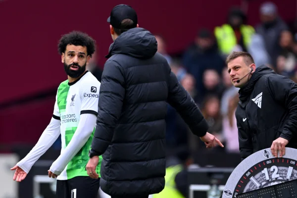 Klopp e Salah discutindo na beira do campo - Metrópoles