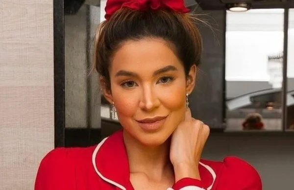 Ex-BBB Kerline usa pijama vermelho e é elogiada pelo PT