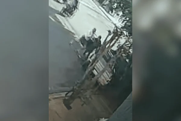 Homem é preso após atirar em adolescente que tentava furtar seu carro