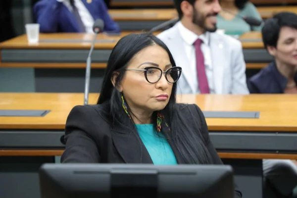 Foto colorida da deputada federal Silvia Waiãpi - Metrópoles