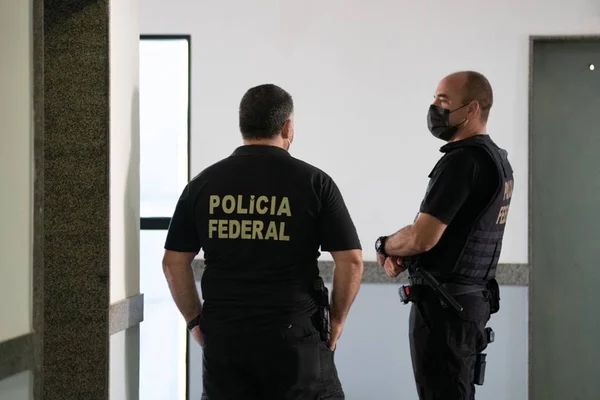 Agentes federais no corredor