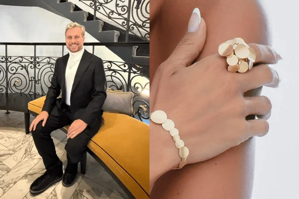foto com cor. designer vestindo terno e sentado em banco amarelo mostarda - metrópoles
