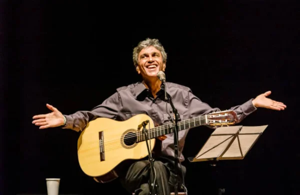 O compositor e músico brasileiro Caetano Veloso toca violão acústico em uma apresentação no palco do Carnegie Hall, em Nova York