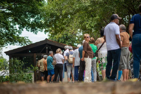 Fila para vacinação posto da 612 Sul