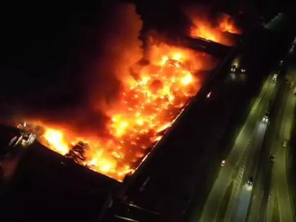 incêndio-consome-parte-de-empresa-SC-metropoles