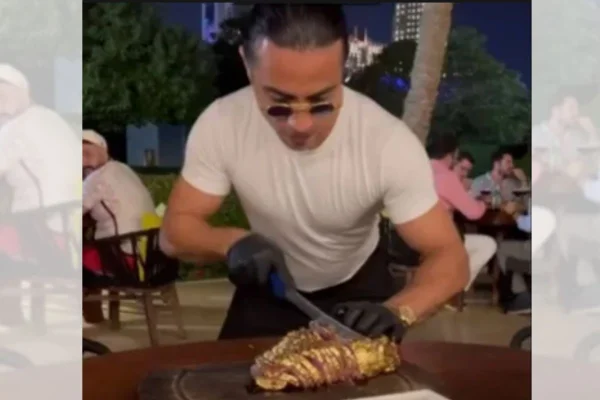Seleção visita churrascaria do chef Salt Bae, conhecido por cozinhar carnes de maneiras exóticas. Na imagem, ele corta um pedaço de carne folheada a ouro - Metrópoles