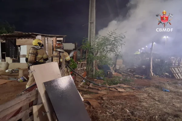 Incêndio destrói barraco de madeira e Corpo de Bombeiros evita tragédia