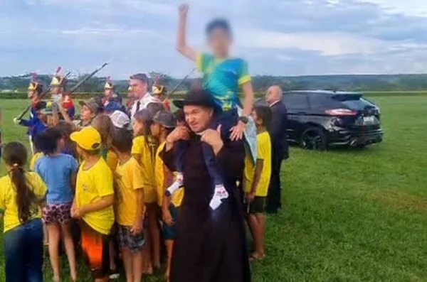 Padre Genésio com criança no ombro em frente Palácio da Alvorada em ato de apoio a Bolsonaro - Metrópoles