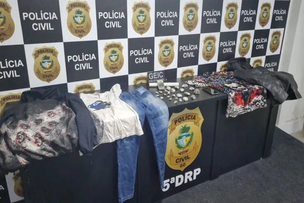 Foto colorida mostra apreensão feita pela polícia civil do goiás PCGO com roupas e drogas apreendidas
