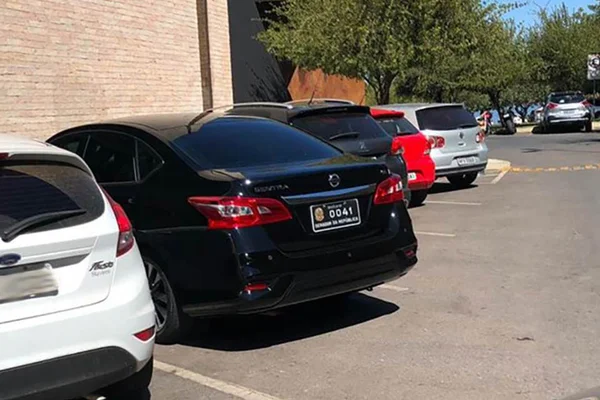 De novo: carro oficial de senador é usado para levar mulher à academia