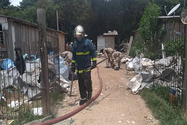 Homem ateia fogo na própria casa e perde tudo: “Deu uma de louco”, diz irmã