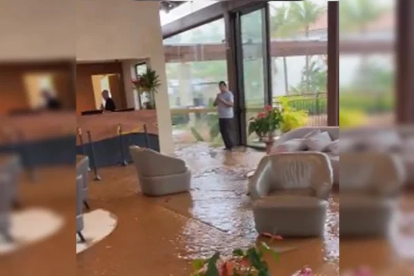 Vídeo: temporal em Piri deixou hóspedes ilhados e fez cascata de lama
