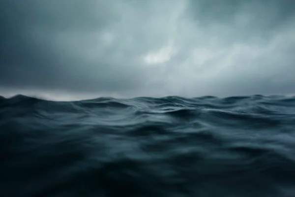 Imagem colorida de águas escuras no oceano - Metrópoles