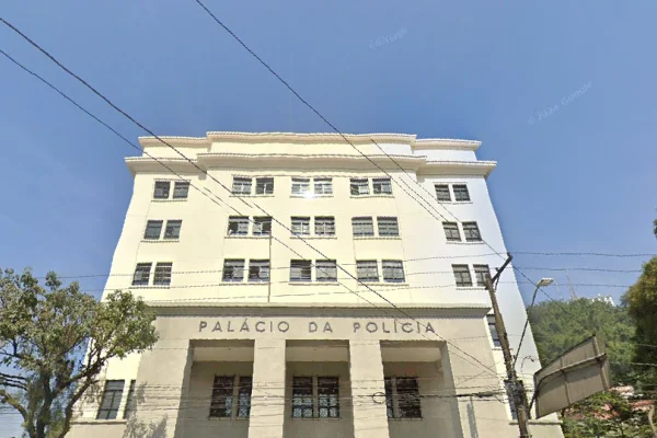 Imagem colorida de prédio da polícia, em Santos. Metrópoles