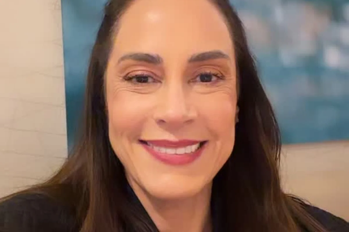 Silvia Abravanel posa sorridente para as redes sociais Silvia Abravanel posa sorridente para as redes sociais