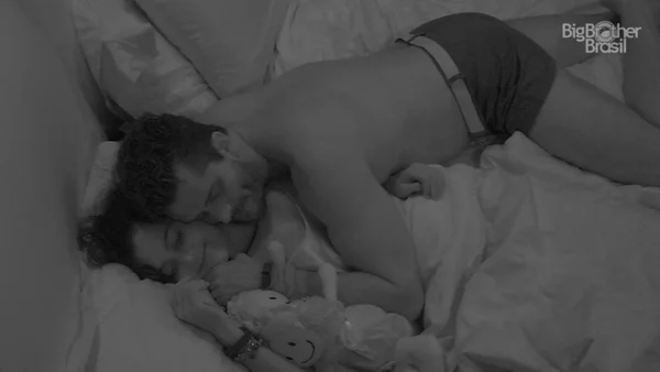 Durante sexo com Emilly, Marcos imita grito de caubói e faz “ihuu”