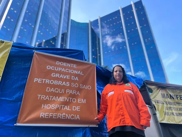 Ex-funcionária acampa na frente da Petrobras e pede tratamento médico