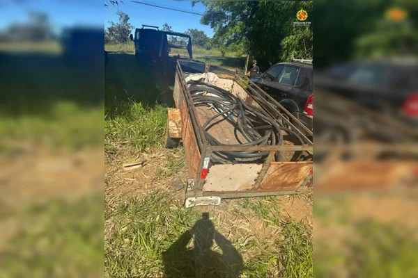 Foto colorida de carreta com cabos de transmissão