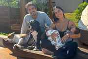 Clara Maia, os filhos e o marido posam em casa