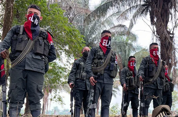 Imagem colorida mostra combatentes do ELN na Colômbia - Metrópoles