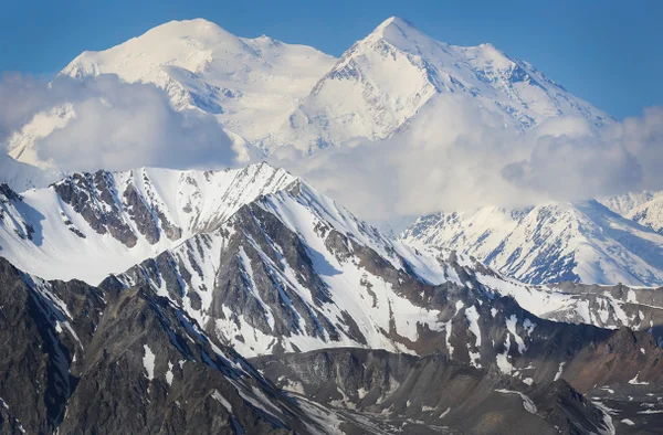 Monte McKinley onde alpinistas morreram no Alasca visto da área remota