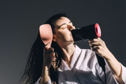 Na hora de secar o cabelo, aplique produtos térmicos ou hidratantes, como os leave-ins, e deixe agir entre 20 a 30 minutos antes do uso do secador