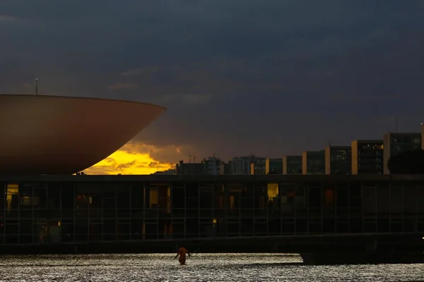 imagem colorida de um fim de tarde na cúpula do Congresso Nacional - Metrópoles