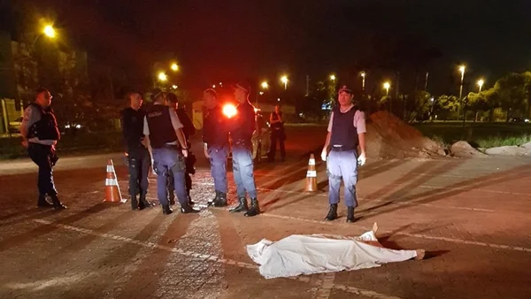 Pelado, invasor entra em quartel, tenta roubar arma e é morto pela PM