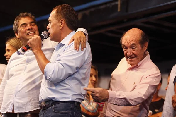 Wasny pede votos para Hélio José, da coligação de Eliana