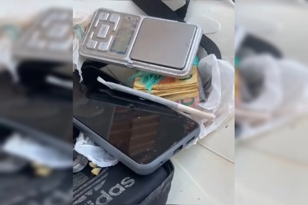 Cigarro de maconha, balança de precisão e dinheiro Cigarro de maconha, balança de precisão e dinheiro