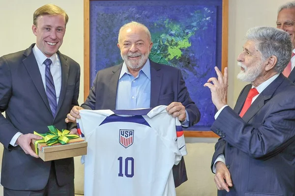 Imagem colorida mostra o presidente eleito Lula no centro ao lado de Celso Amorim e representantes dos Estados Unidos - Metrópoles