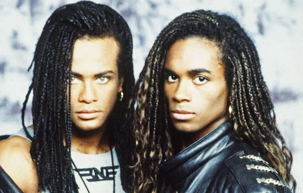 Imagem colorida da dupla de pop alemã Milli Vanilli
