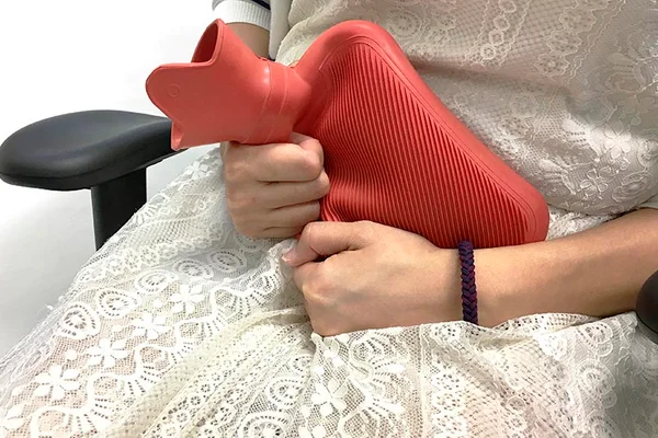 Machucou? Saiba se deve usar compressas com gelo ou água quente