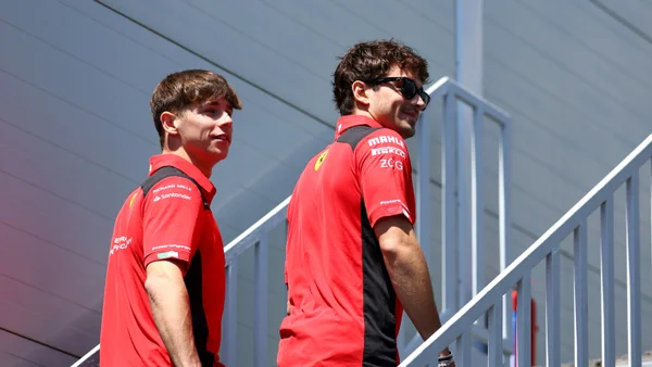 Foto colorida dos irmãoes Charles e Arthur Leclerc, que correrão pela Ferrari no TL1 de Abu Dhabi - Metrópoles
