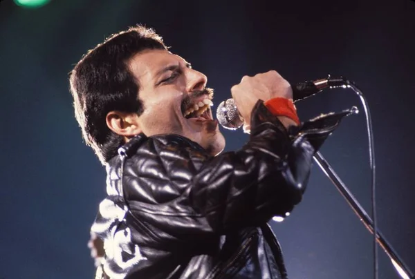 Dentes imperfeitos: confira 10 famosos conhecidos pelo sorriso