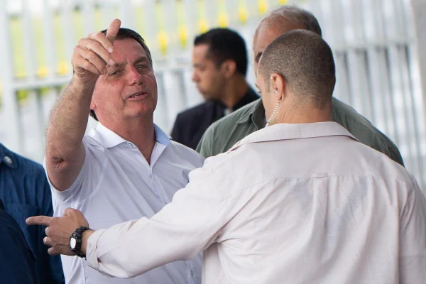 Bolsonaro abre os portões do Alvorada para receber apoiadores