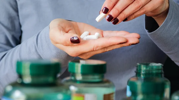 pessoa tomando suplementos