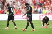 Jogadores se desesperaram após Koné, do Canadá, quebrar a perna; fotos - imagem 2 Jogadores se desesperaram após Koné, do Canadá, quebrar a perna; fotos - imagem 2